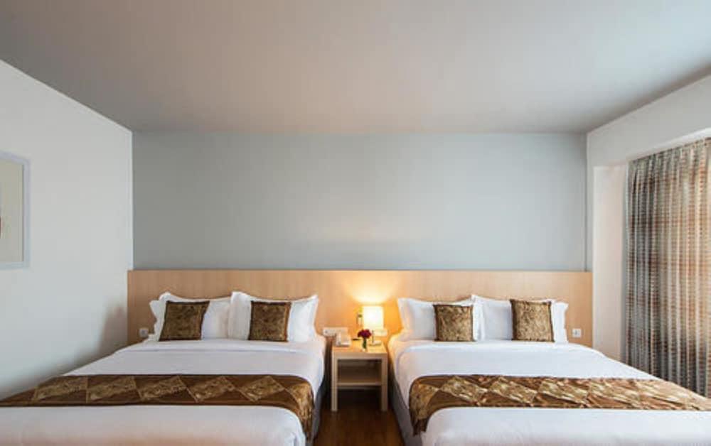 Wyne Hotel Yangon Esterno foto
