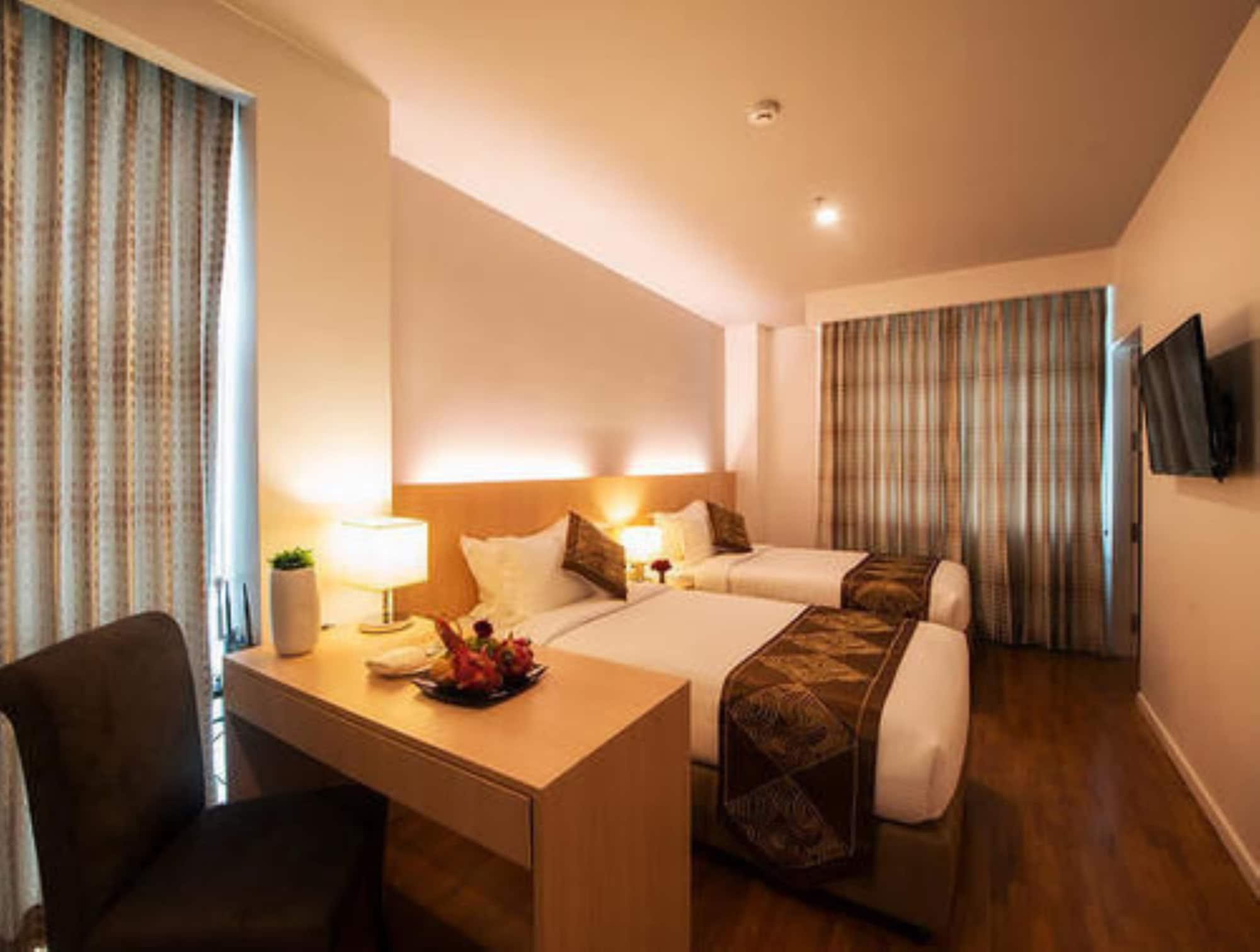 Wyne Hotel Yangon Esterno foto