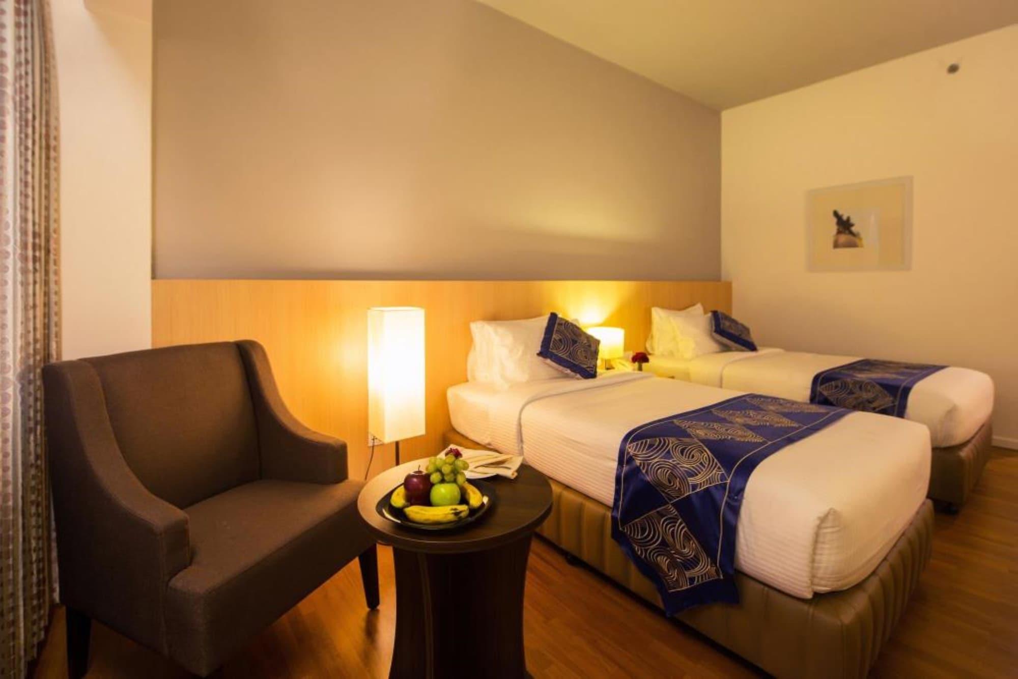 Wyne Hotel Yangon Esterno foto