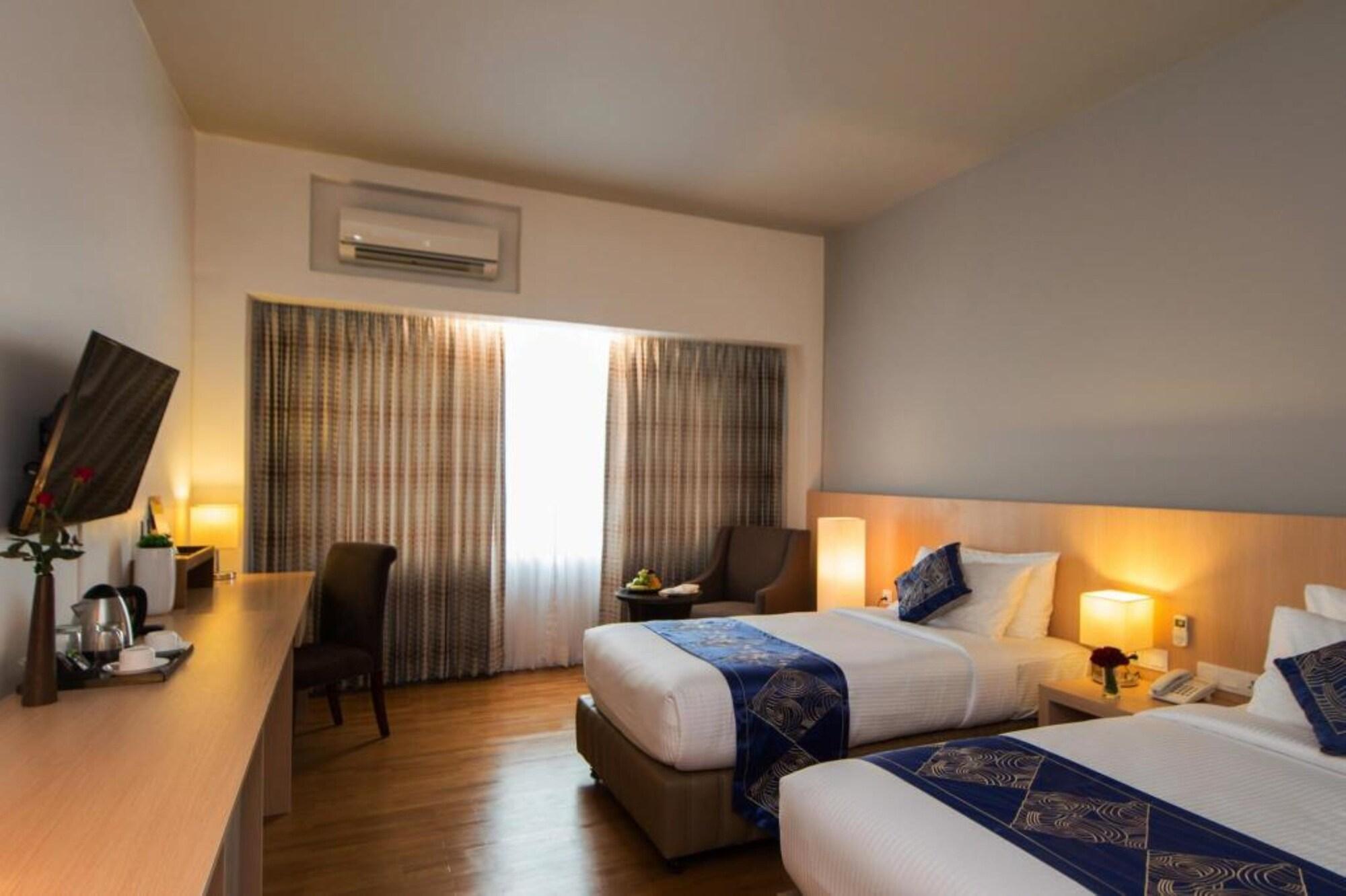 Wyne Hotel Yangon Esterno foto