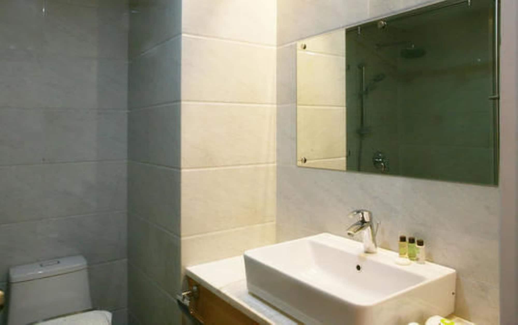 Wyne Hotel Yangon Esterno foto