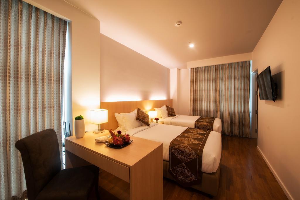 Wyne Hotel Yangon Esterno foto