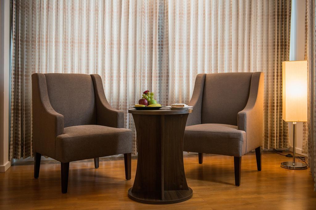 Wyne Hotel Yangon Esterno foto