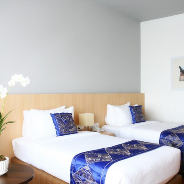 Wyne Hotel Yangon Esterno foto