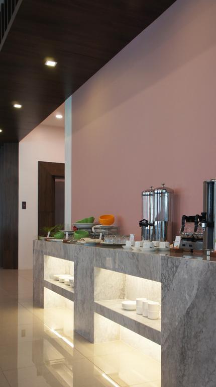 Wyne Hotel Yangon Esterno foto
