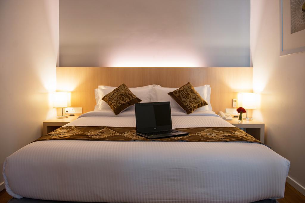 Wyne Hotel Yangon Esterno foto