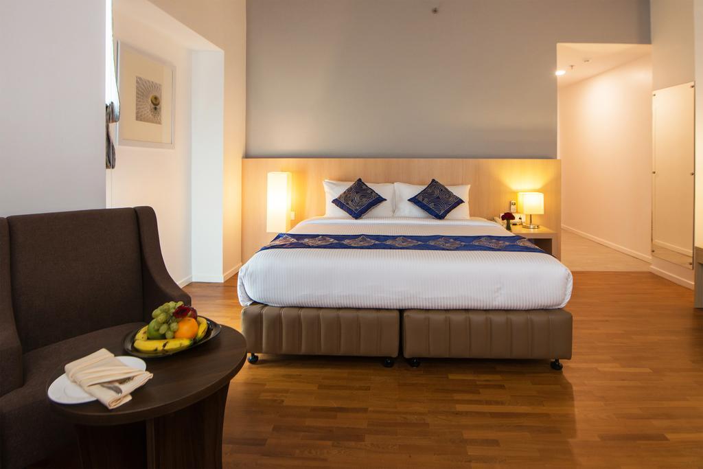 Wyne Hotel Yangon Esterno foto