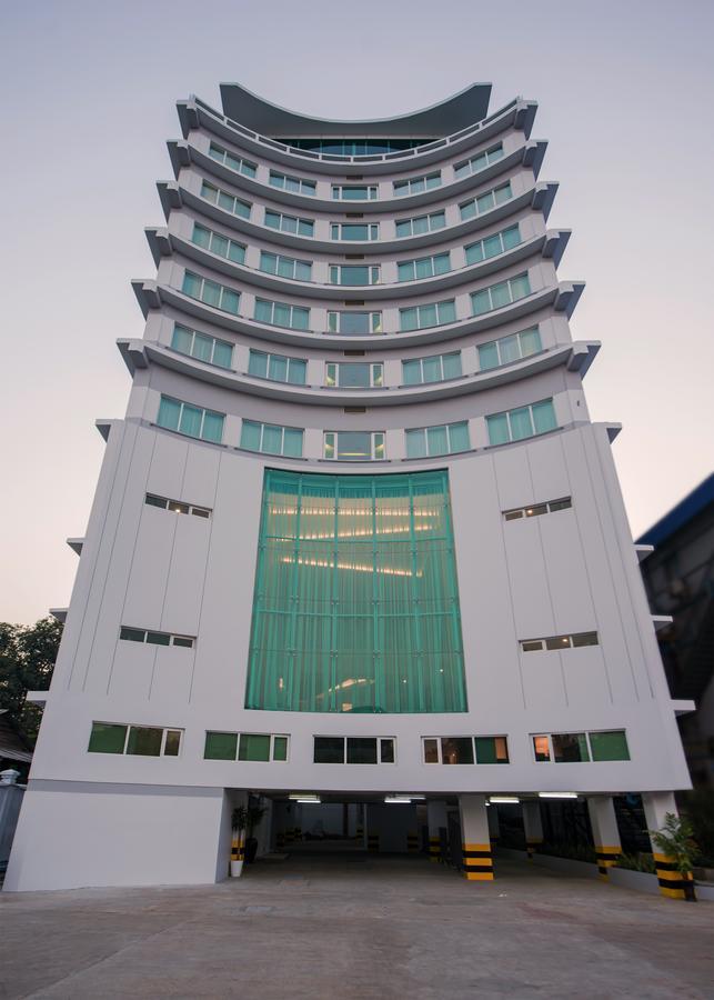 Wyne Hotel Yangon Esterno foto